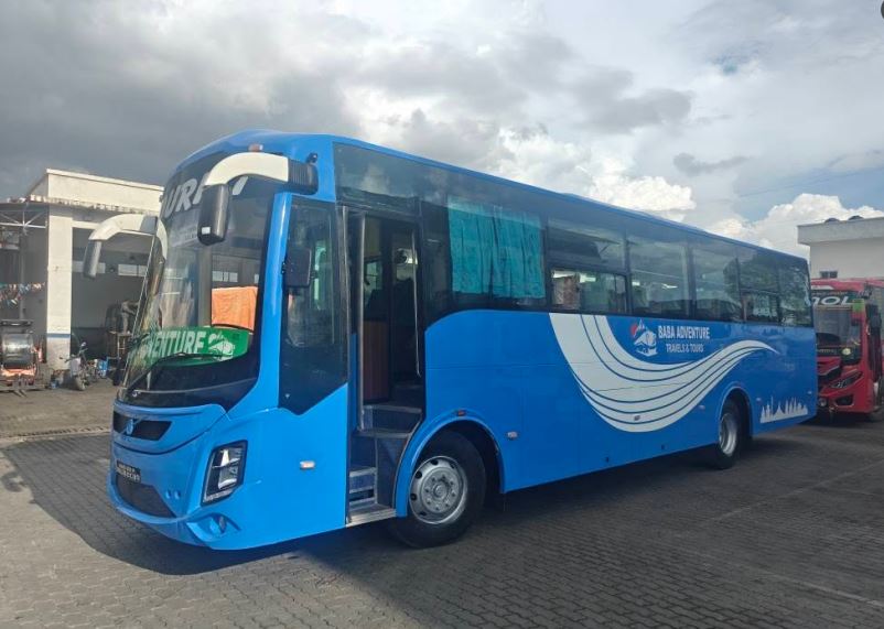 पर्यटकीय सवारी साधनका लागि बसपार्क नहुँदा सडकमै पार्किङ