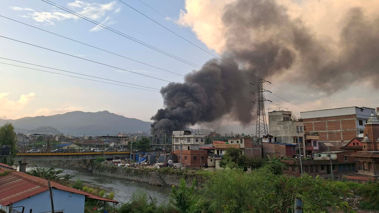 काठमाडौँको टेकुस्थित प्लास्टिक गोदाममा भीषण आगलागी