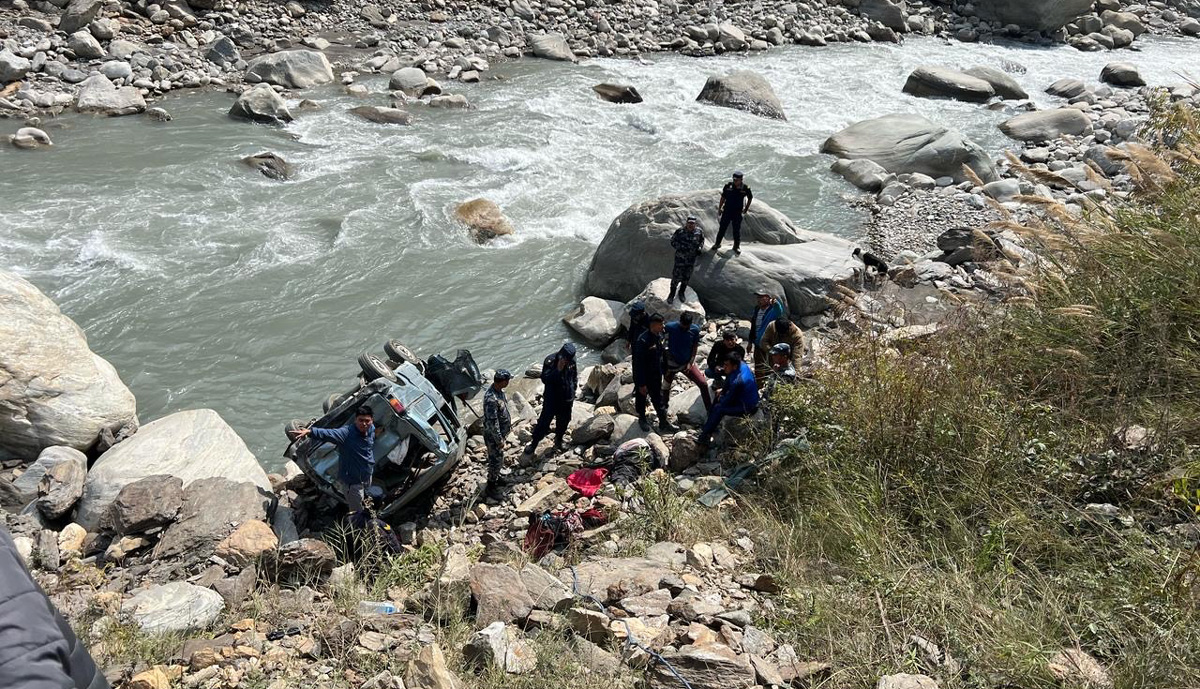 शिव मन्दिर जाँदै गरेका दर्शनार्थी चढेको भ्यान दुर्घटना