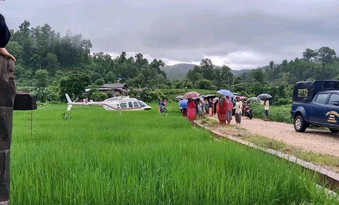 मौसम खराबीका कारण सेनाको हेलिकोप्टर धानबारीमा आकस्मिक अवतरण, दुर्घटनाबाट जोगियो