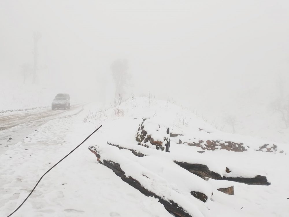 हिमपातका कारण मध्यपहाडी लोकमार्ग अवरुद्ध