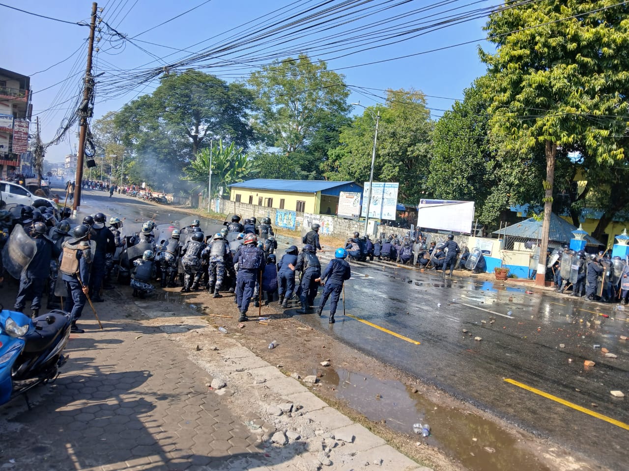 रास्वपा कार्याकर्ता र प्रहरीबीच भएको झडपमा आठजना घाइते