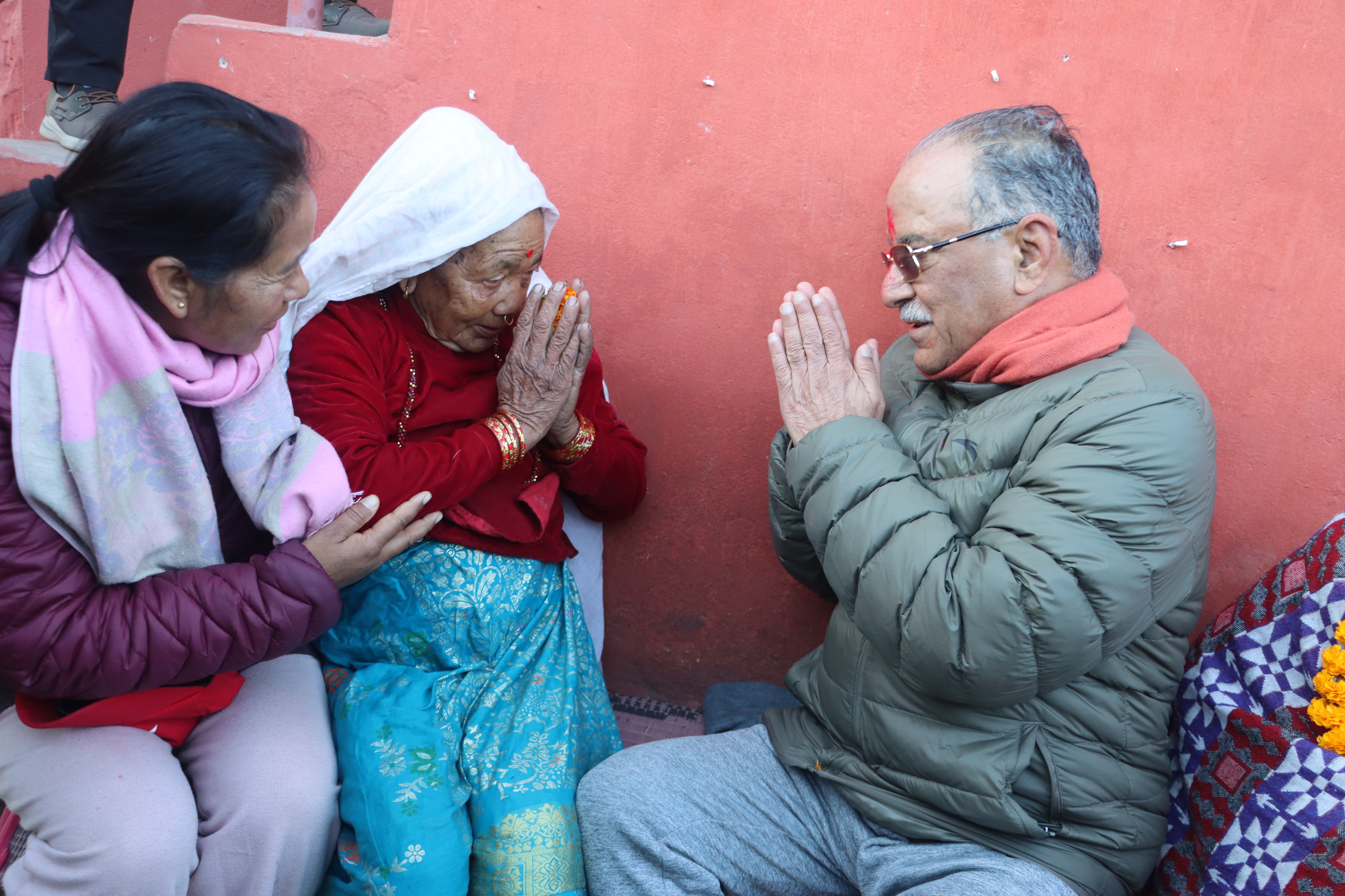 प्रचण्ड सहिद परिवार र मतदातासँग मत माग्न व्यस्त