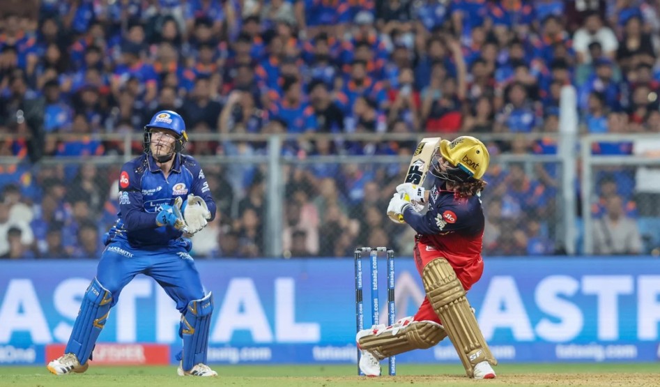 आईपीएलः आरसीबीले दिएको २४१ रनको लक्ष्य पछ्याएको मुम्बई १८ रनले पराजित