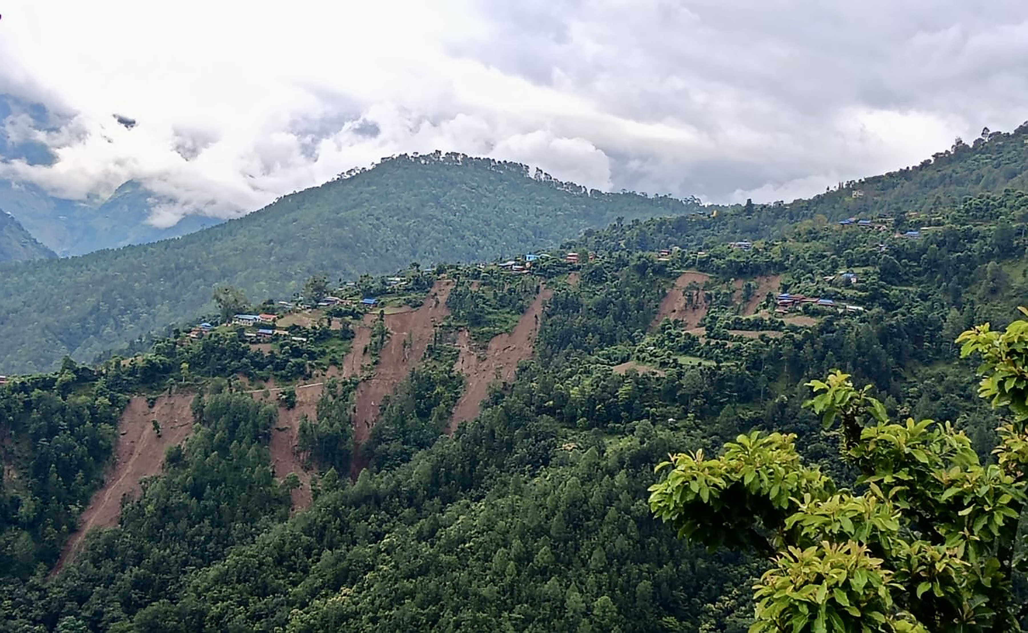 बागलुङमा पहिरोमा परेका १० जनाको मृत्यु, एक जना बेपत्ता: तनहुँका ६ स्थानीय तहका २४ घरमा क्षति