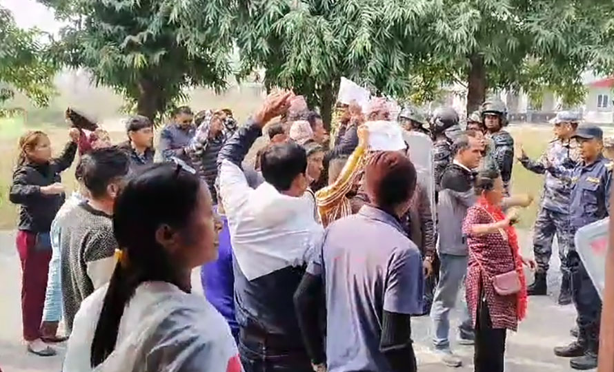 झापामा प्रधानमन्त्रीलाई कालो झन्डा देखाउन खोज्ने रास्वपा कार्यकर्ता प्रहरी नियन्त्रणमा