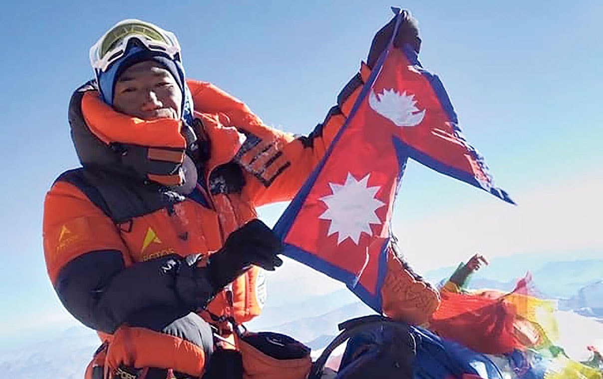 आफ्नै विश्व कीर्तिमान तोड्दै कामिरिता शेर्पा: ३२ औँ पटक चुमे सगरमाथाको चुचुरो