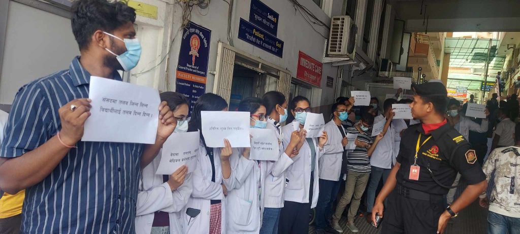 काठमाडौं मेडिकल कलेजमा विद्यार्थीहरु आन्दालित, शुल्क बढी लिएको आरोप