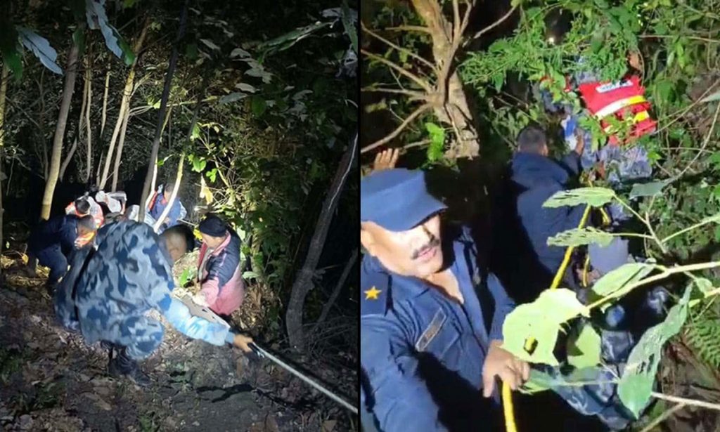 काभ्रेको सेल्फीडाँडामा झापाबाट आउँदै गरेको माइक्रो दुर्घटना: सडकबाट २०० मिटर तल खस्यो