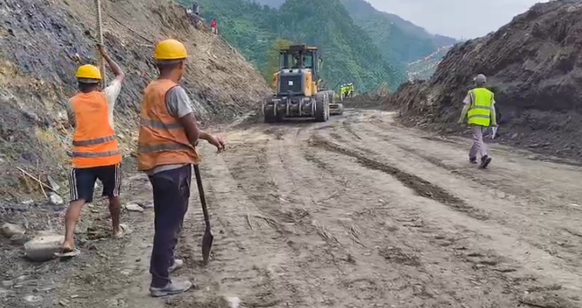 बाढी प्रभावित क्षेत्रका सडक असोजभित्रै सञ्चालनमा ल्याउने सरकारको तयारी