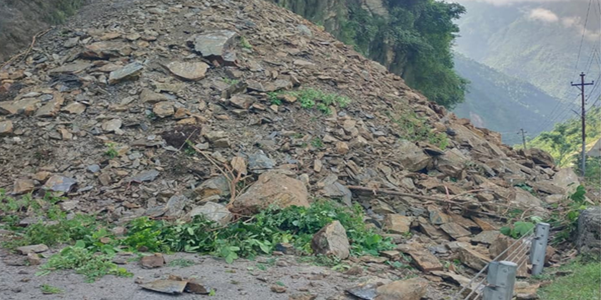 मुग्लिन नजिकै पहिरो खस्दा नारायणगढ–मुग्लिन सडक खण्ड अवरुद्ध, पहिरो पन्छाउन कम्तीमा दुई घण्टा लाग्ने