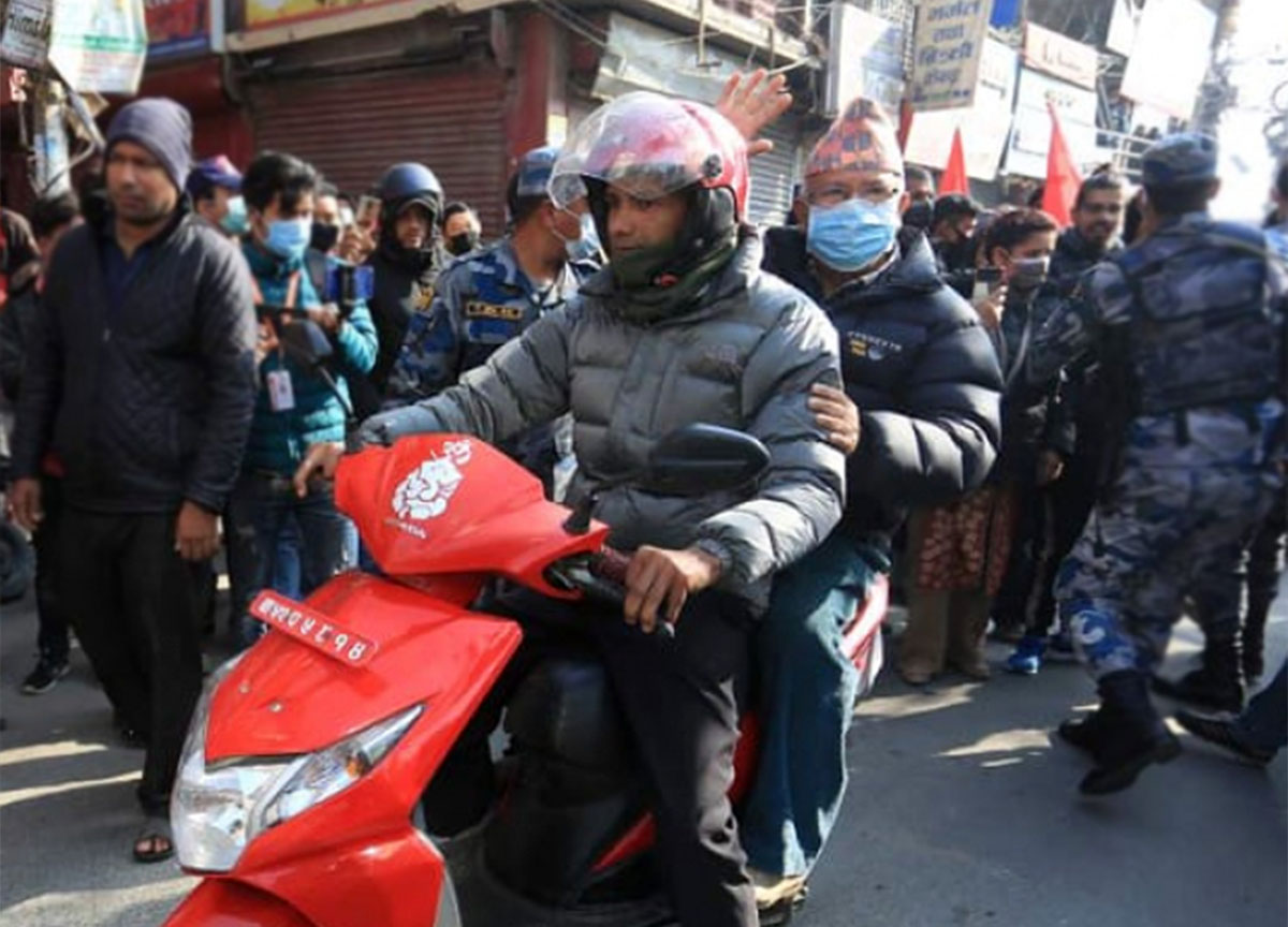 माधव नेपाल आमहड्तालको निरीक्षण गर्न स्कुटरमा निस्किए