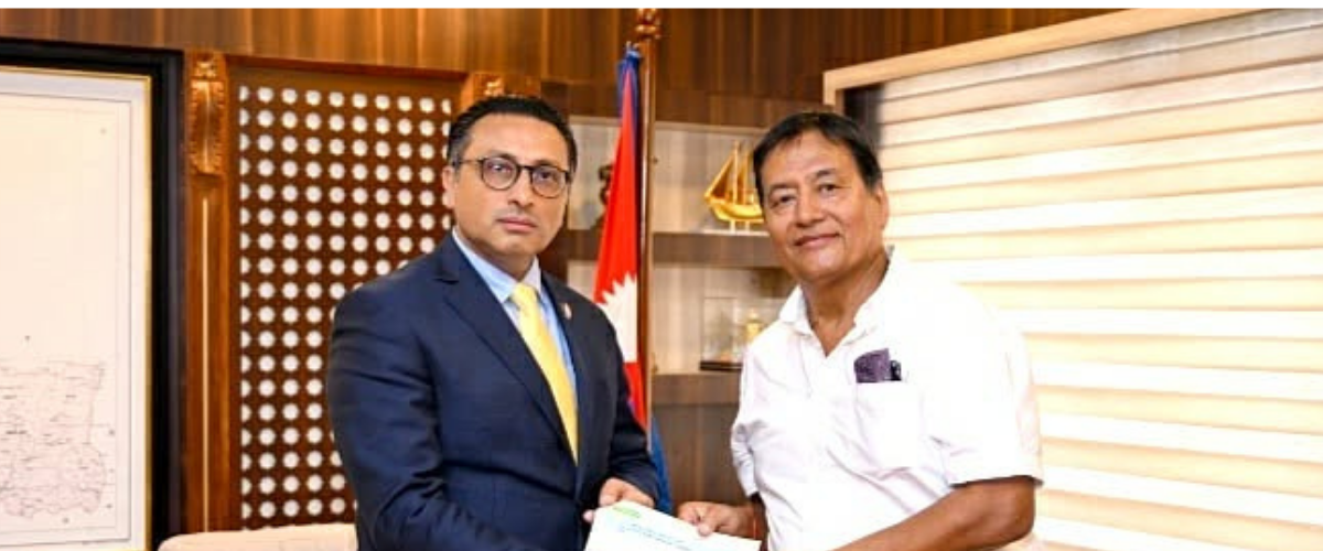 भोटेकोसी बाढीपीडितलाई मंगला अमात्यको एक करोड आठ लाख सहयोग