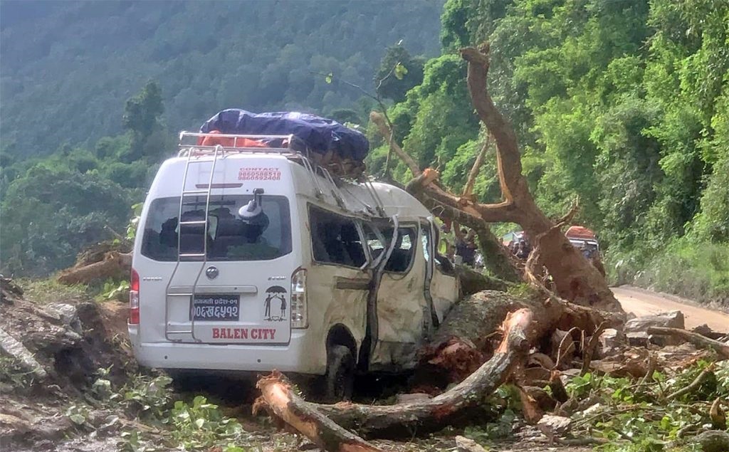 धादिङबाट आयो दुखद् खबर, गुडिरहेको माइक्रोमाथि रुख ढल्यो, सडक अवरुद्ध