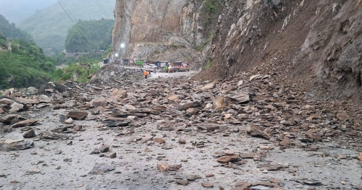 मुग्लिन सडकमा फेरि पहिरोको सास्ती, बाटो खुलाउने प्रयास जारी