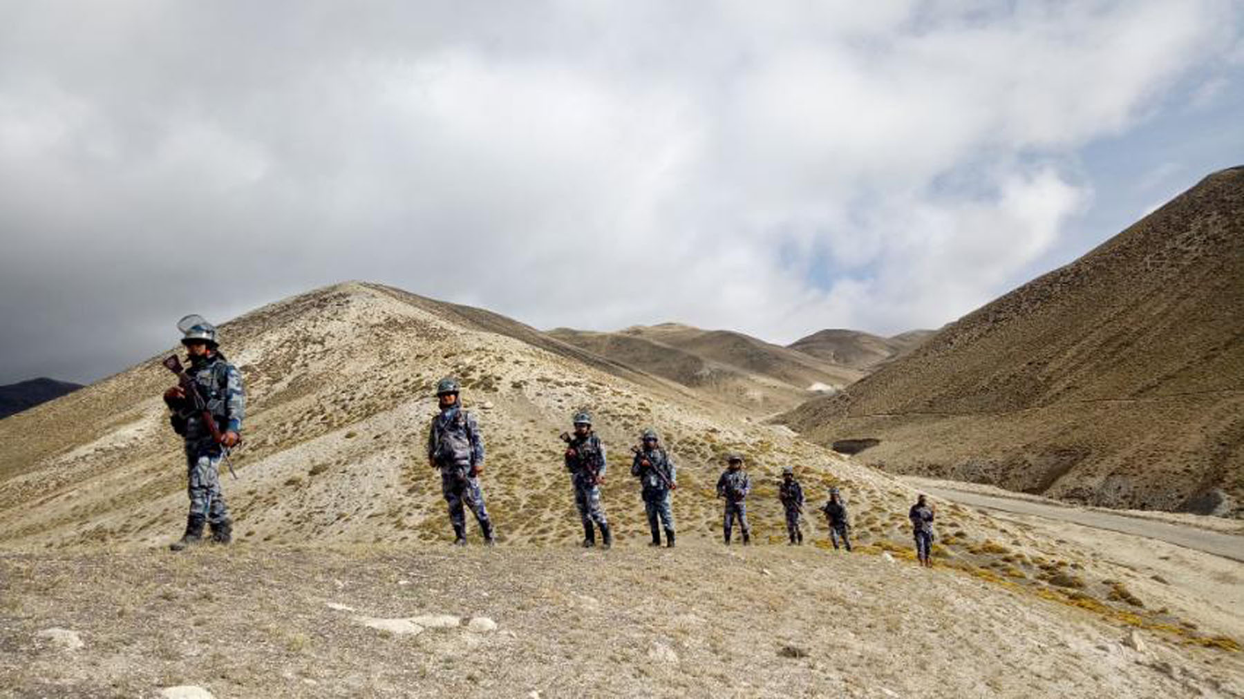 सीमा रक्षाका लागि ४५०० मिटरको उचाईमा गस्ती गर्दै सशस्त्र प्रहरी जवान (हेर्नुस् तस्बिर)