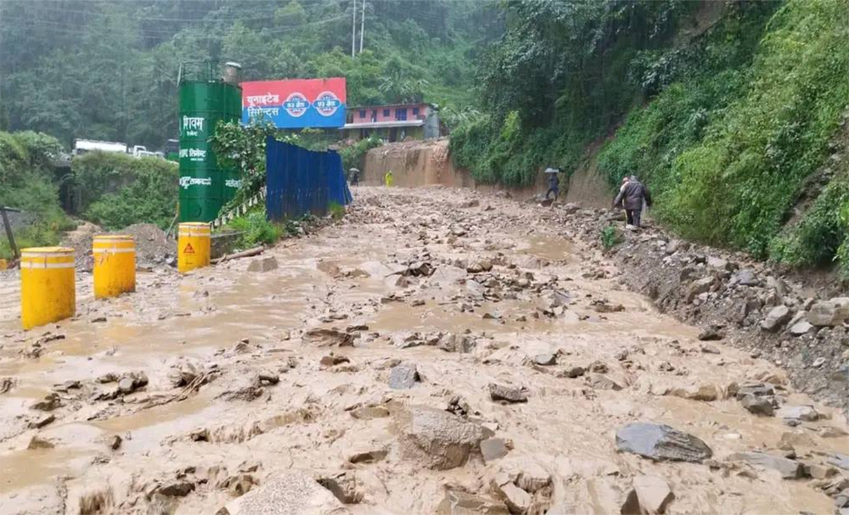 नागढुंगा सुरुङमार्ग नजिक पहिरो, काठमाडौँ प्रवेश गर्ने मुख्य सडक अवरुद्ध