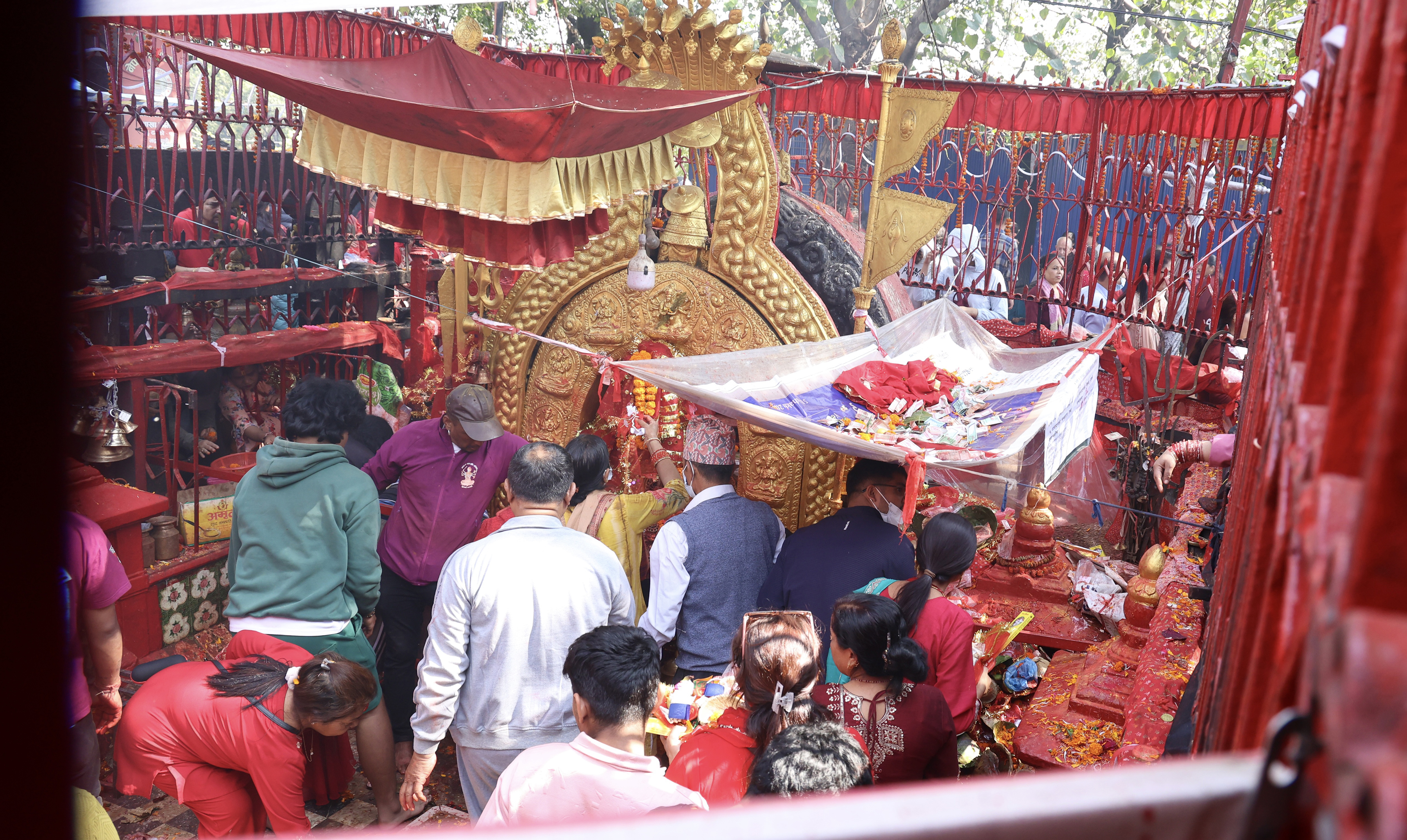 नवरात्रको आठौँ दिन: उपत्यकासहित देशका विभिन्न शक्तिपीठ तथा देवी मन्दिरमा भक्तजनको भारी घुइँचो