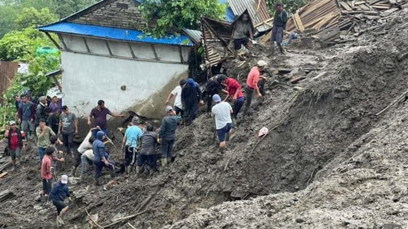 वृद्ध दम्पती घरसहित पहिरोमा पुरिए