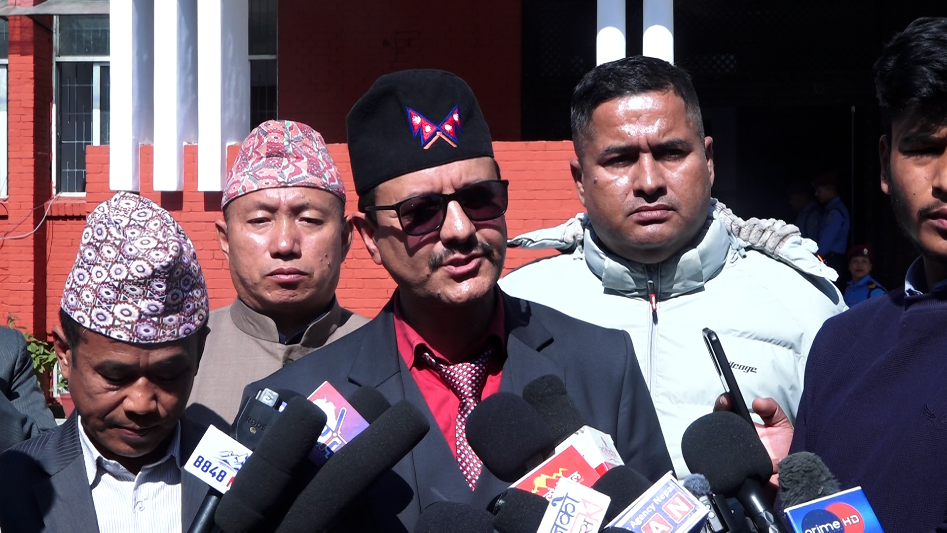 गृहमन्त्री अर्याल र दुर्गा प्रसाईंका प्रतिनिधिहरुबीच भेटवार्ता