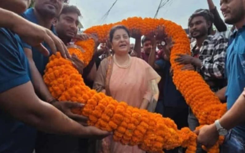 पूर्वराष्ट्रपति भण्डारीलाई ५१ किलोको मालाले स्वागत, एमाले नेताहरुको भीड