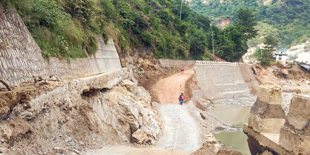 भीषण वर्षा र विपद्को उच्च जोखिम बढेपछि रातको समयमा बिपी राजमार्ग बन्द