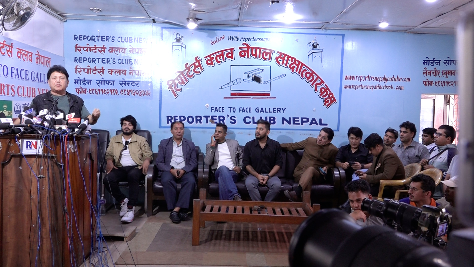 हाँस्य कलाकारहरुको ब्यंग्य : ‘ओलीलाई सबै मिलेर बाँधौं’
