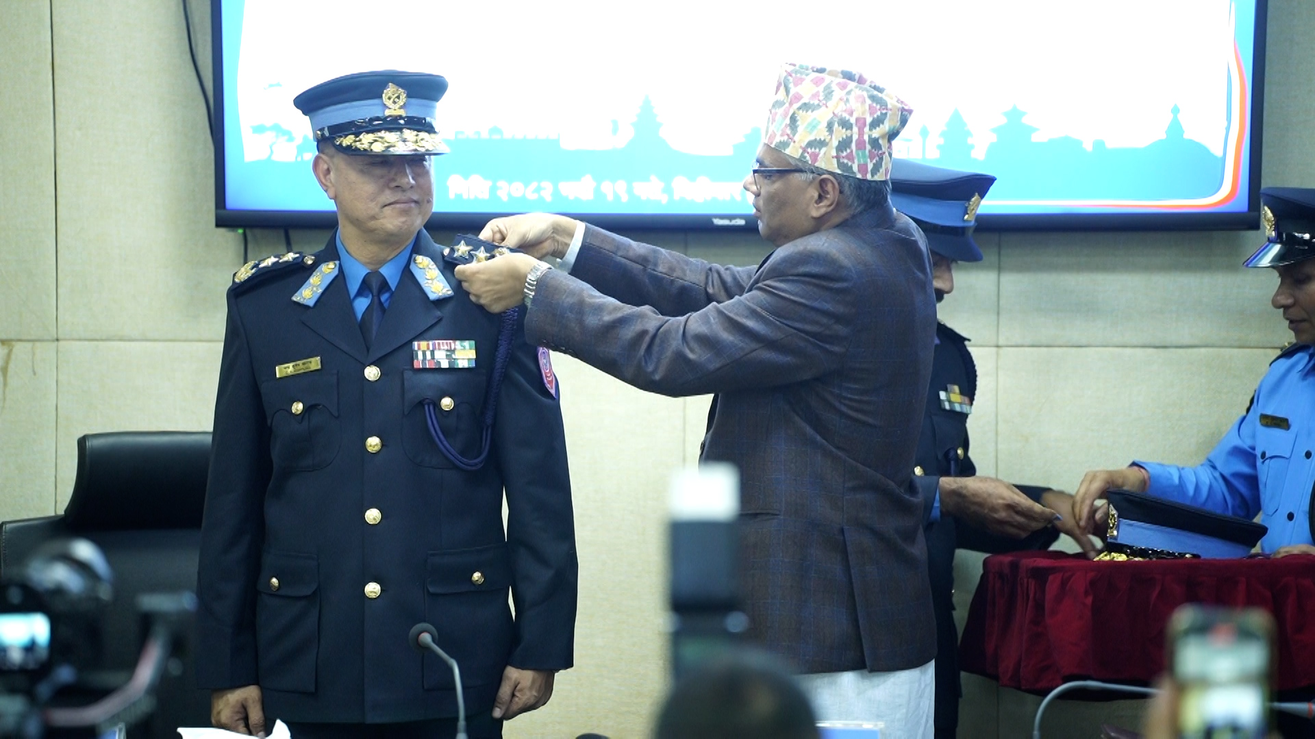 नवनियुक्त प्रहरी महानिरीक्षक खापुङले लगाए दर्ज्यानी चिह्न