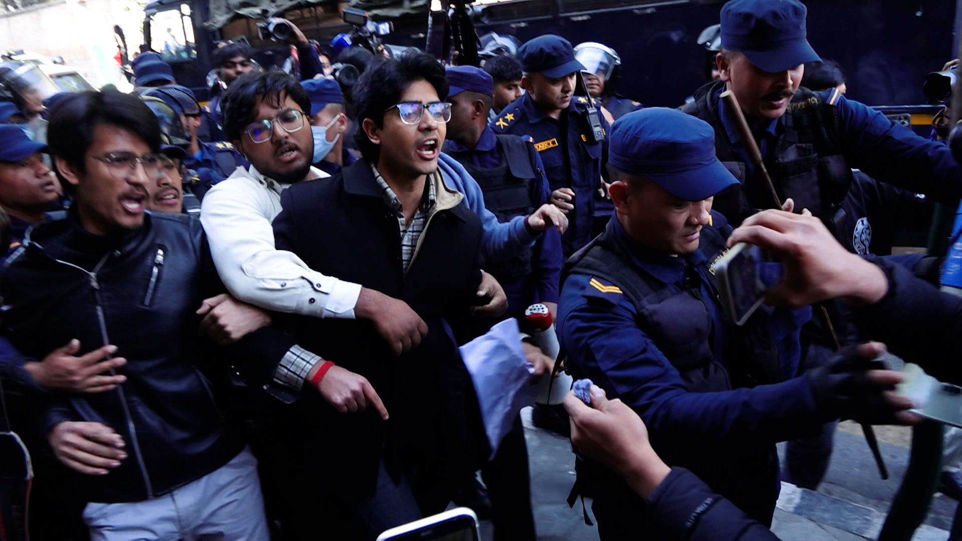 सिंहदरबार छिर्ने प्रयास गरेका जेनजी समूहलाई प्रहरीले लखेट्यो