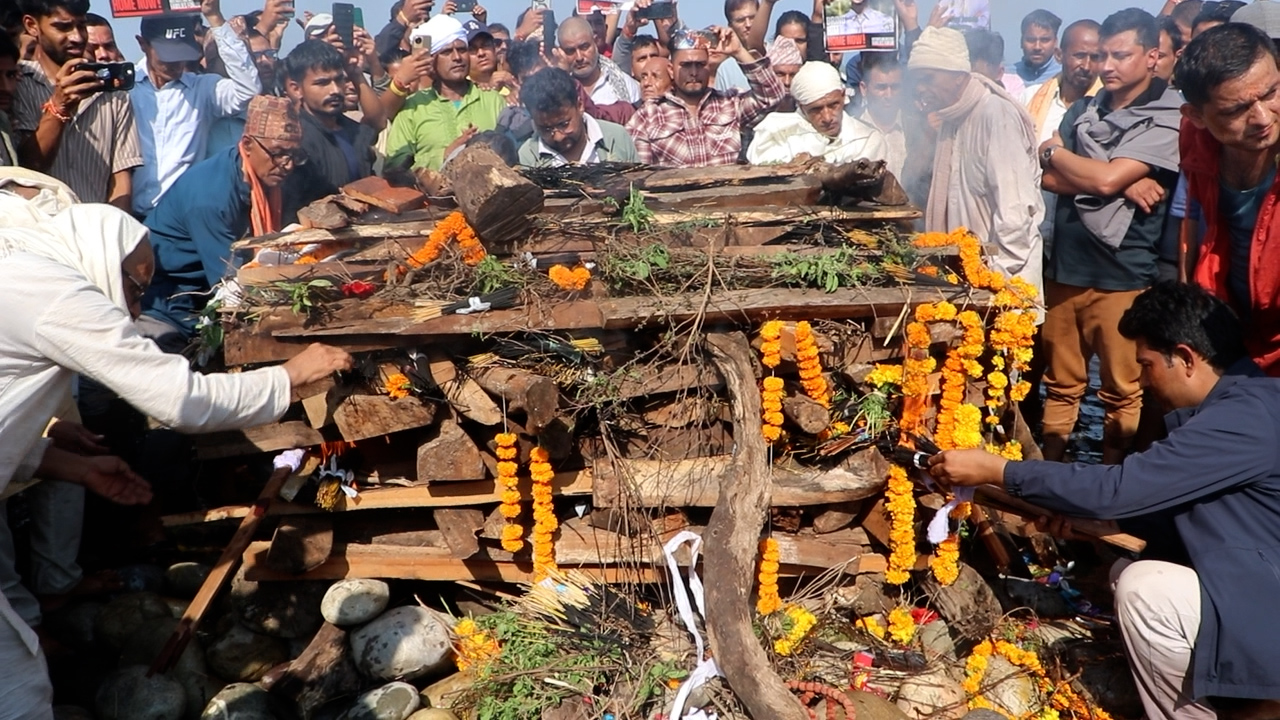 महाकालीको भुजेलाघाटमा विपिन जोशीको अन्त्येष्टि