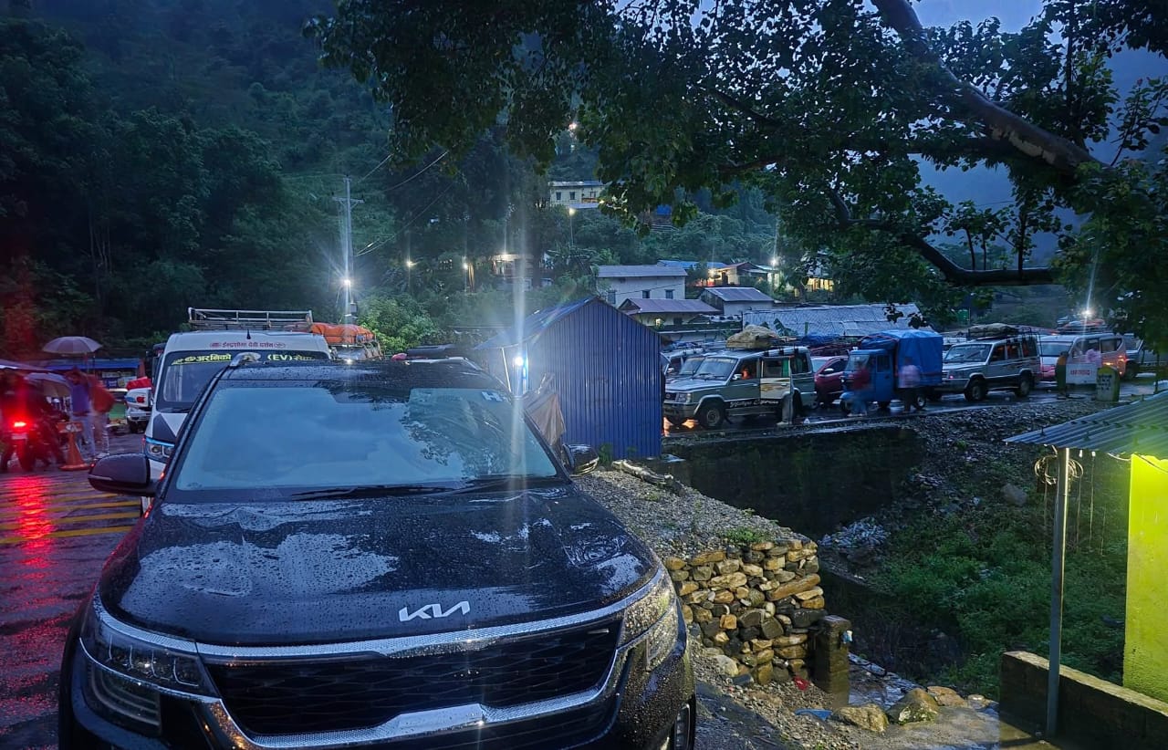 बागमती प्रदेश राजधानी नजिक पहिरोले सडक अवरुद्ध, हजारौँ यात्रु अलपत्र