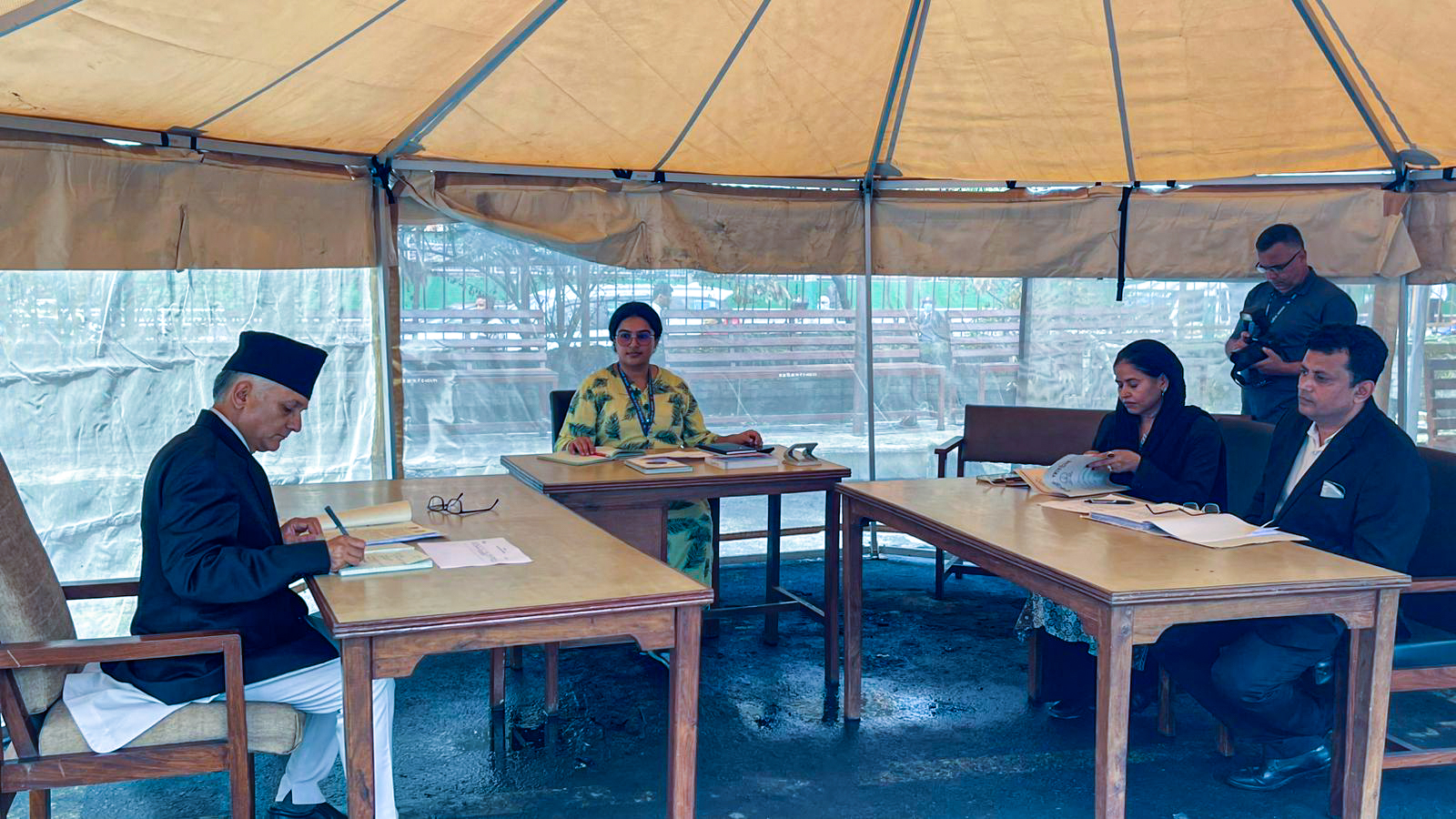 सर्वोच्च परिसरमा पाल टाँगेर खडा गरियो इजलास, बन्दीप्रत्यक्षीकरणको निवेदनमा सुनुवाइ