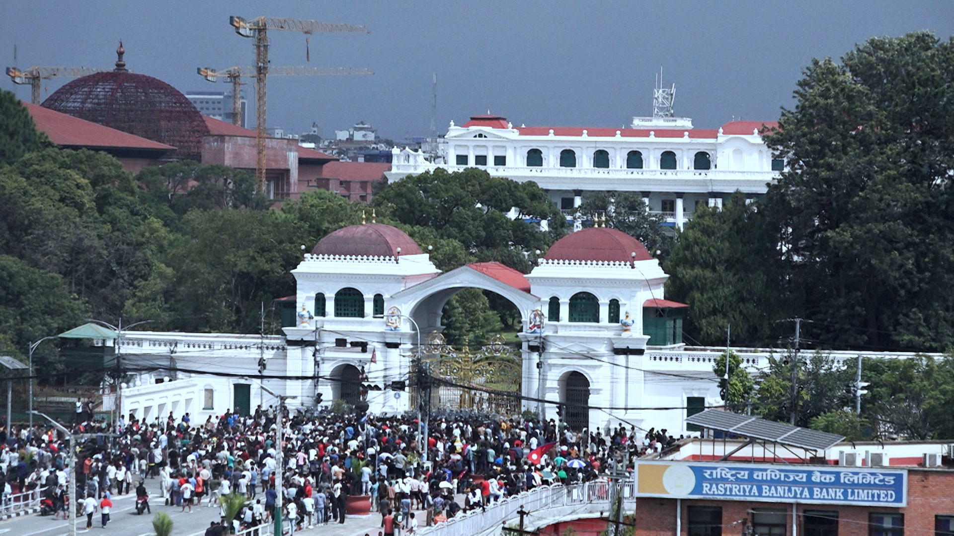 गेट फुटाएर सिंहदरबार छिरे प्रदर्शनकारी
