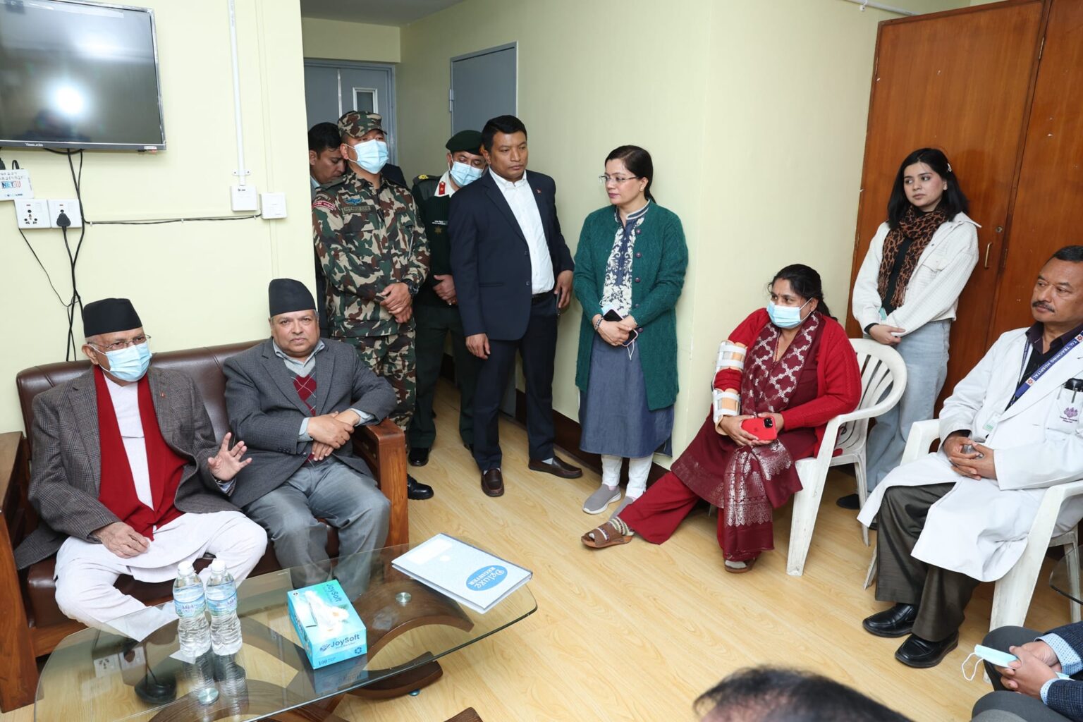 राष्ट्रपति पौडेल भेट्न टिचिङ हस्पिटल पुगे प्रधानमन्त्री ओली