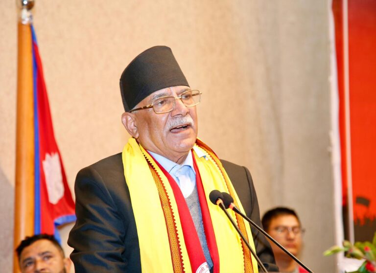 रविलाई अप्ठ्यारो स्थितिमा साथ दिएको छु, बालेनसँग मिल्दा डराएको छैनः प्रचण्ड