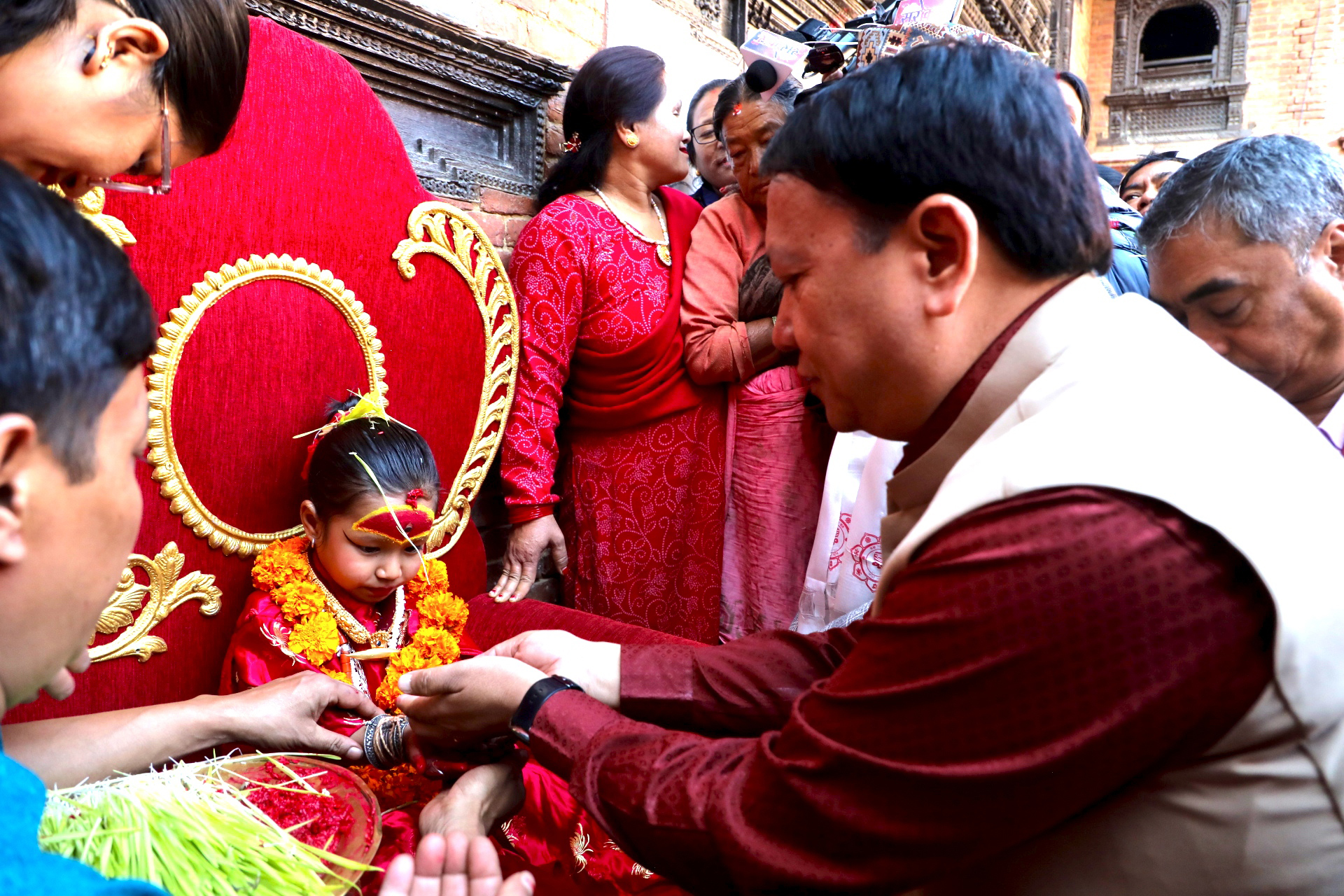 विजयादशमीपछि पनि दसैँको रौनक: आज एकादशीका दिन पनि टीका र आशिर्वाद थाप्ने क्रम जारी
