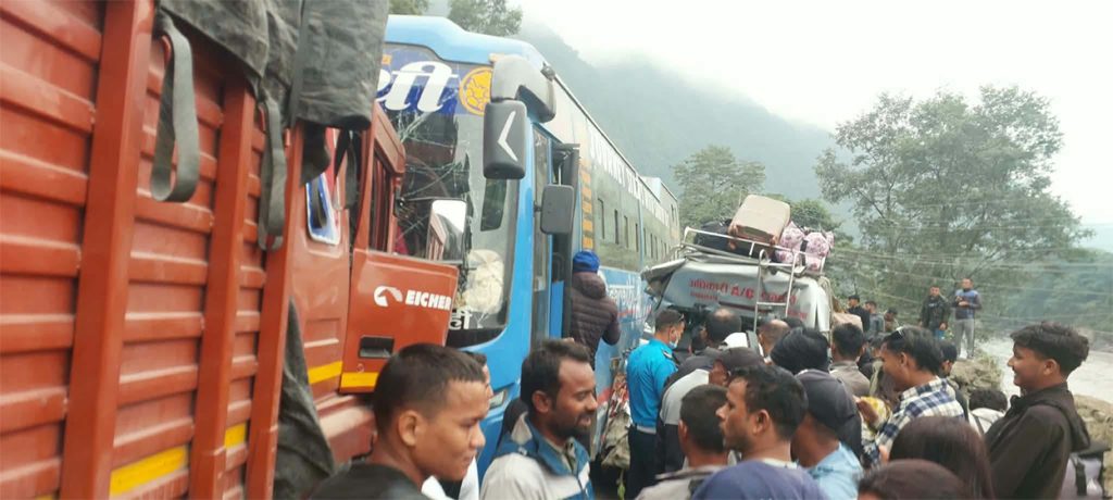 चितवनको धारापानीमा माइक्रो,बस र ट्रक ठोक्किए, १० जना घाइते