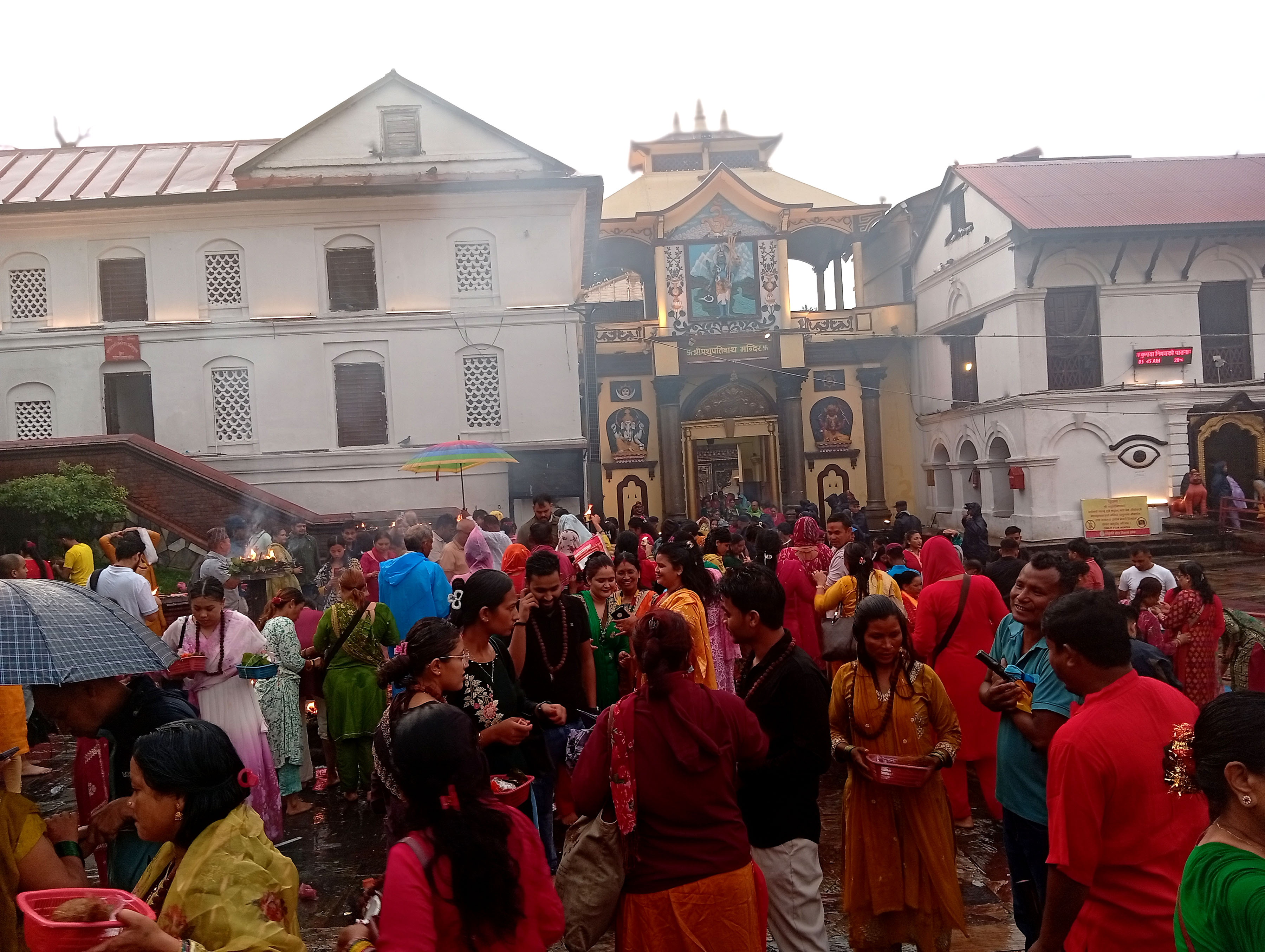 साउनको दोस्रो सोमबारः पशुपतिनाथमा पूजा, आराधना गर्नेको घुइँचो