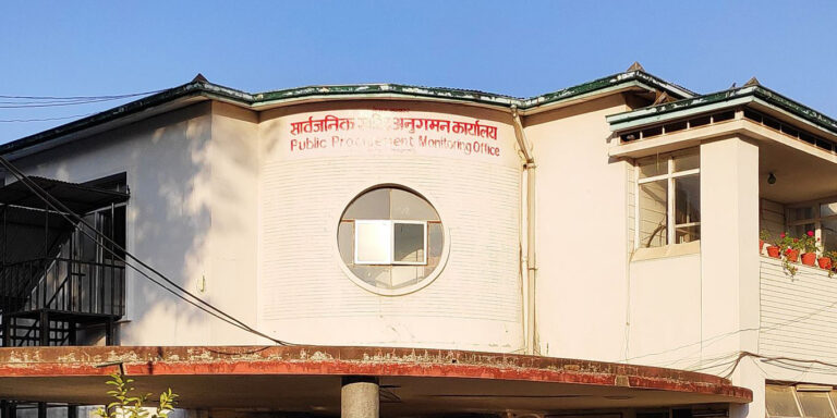 काम नगर्ने निर्माण कम्पनीमाथि सरकारको डन्डा: ६ ठेकेदार कम्पनी कालो सूचीमा, सार्वजनिक ठेक्कापट्टामा प्रतिबन्ध
