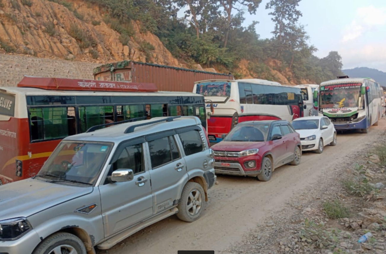 दाउन्नेमा दुईतर्फी सडक सुचारु हुन समय लाग्ने,घण्टौंको सवारी जामले कष्टकर बन्दै यात्रा