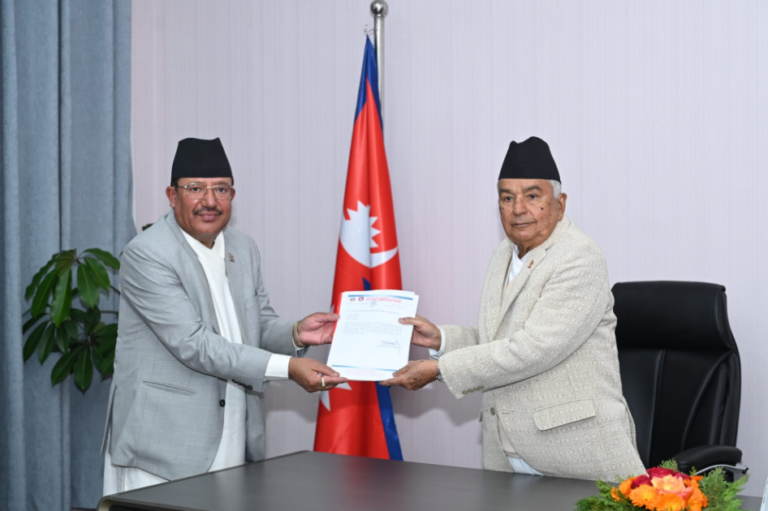 राष्ट्रपतिलाई निर्वाचन परिणामको प्रतिवेदन बुझाइदै, समानुपातिक सांसदले प्रमाणपत्र बुझ्दै