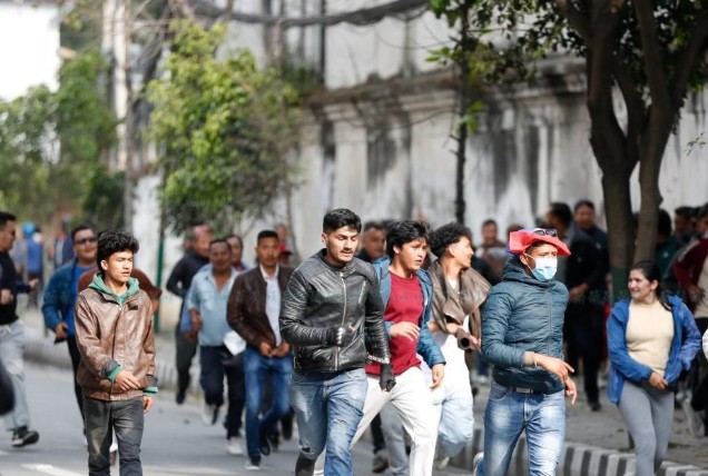 सिंहदरबार गेट पुगेका एमाले कार्यकर्ता सुरक्षाकर्मीले लखेट्यो