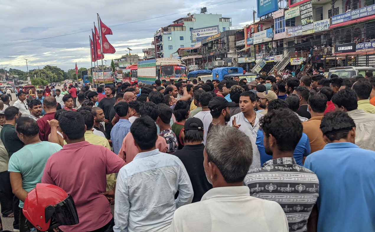 पटक पटक विद्युत् अवरुद्ध भएपछि पूर्व-पश्चिम राजमार्गमा चक्काजाम