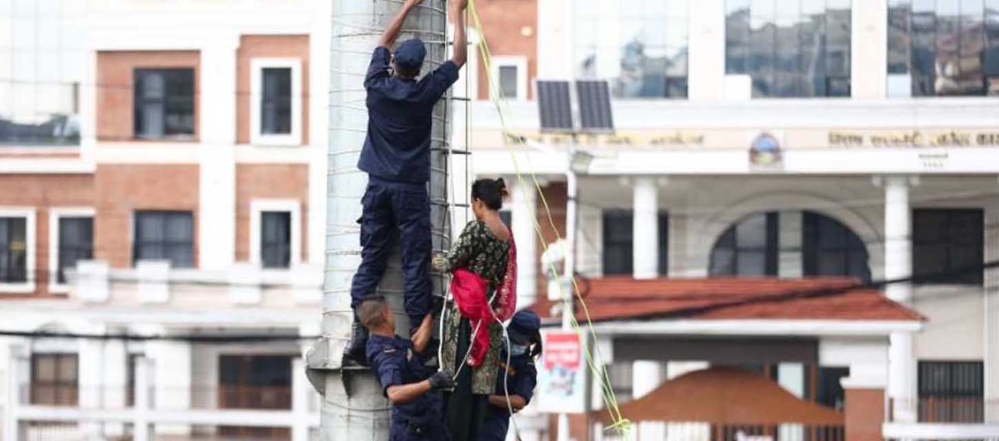 लिभिङ टुगेदरमा बसेको केटाले बिहे गर्न नमानेको भन्दै माइतीघर मण्डलाकाे पोलमा चढेर आत्महत्या प्रयास