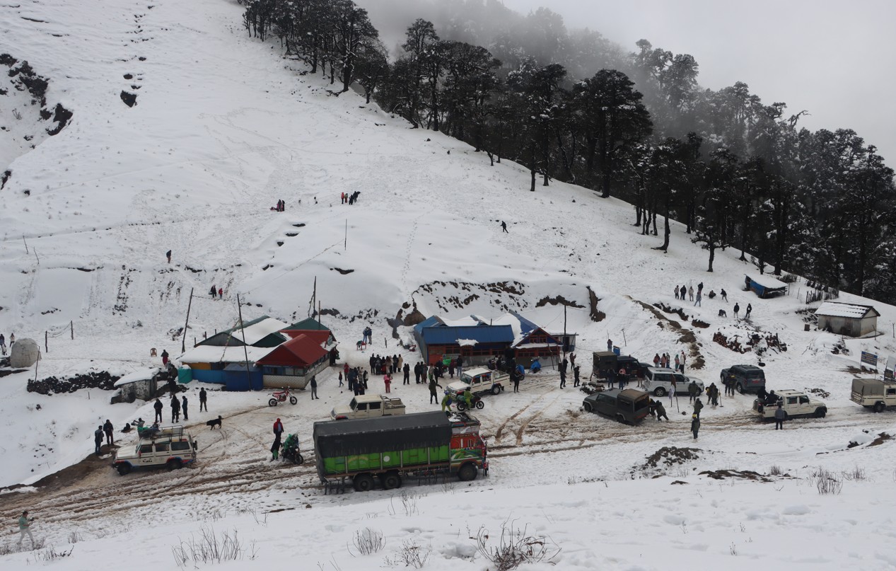 हिउँ खेल्न लोभिएका आन्तरिक पर्यटक रूकुम पूर्वमा