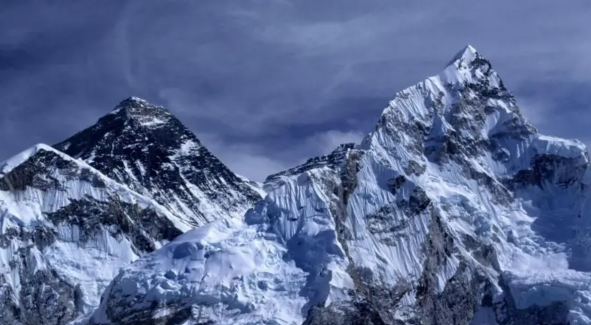 अचानक मौसम बिग्रँदा सगरमाथाको तिब्बततर्फको क्षेत्रमा फसे सयौँ पर्यटक