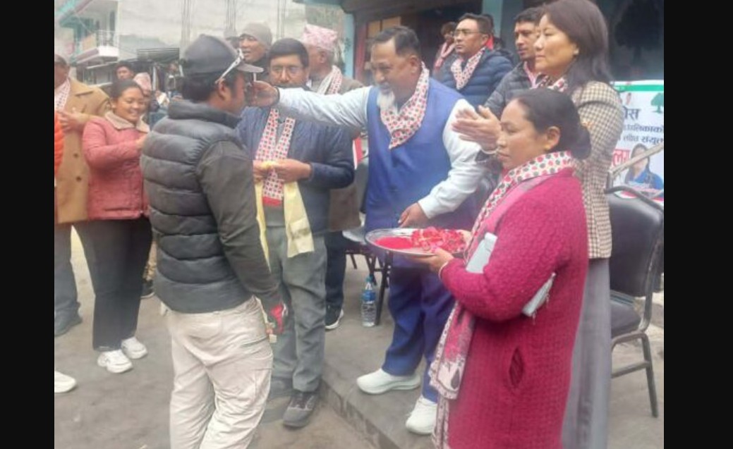 निर्वाचन नजिकिँदै गर्दा दोलखामा कांग्रेसमा प्रवेश गर्नेको लहर बढ्दै