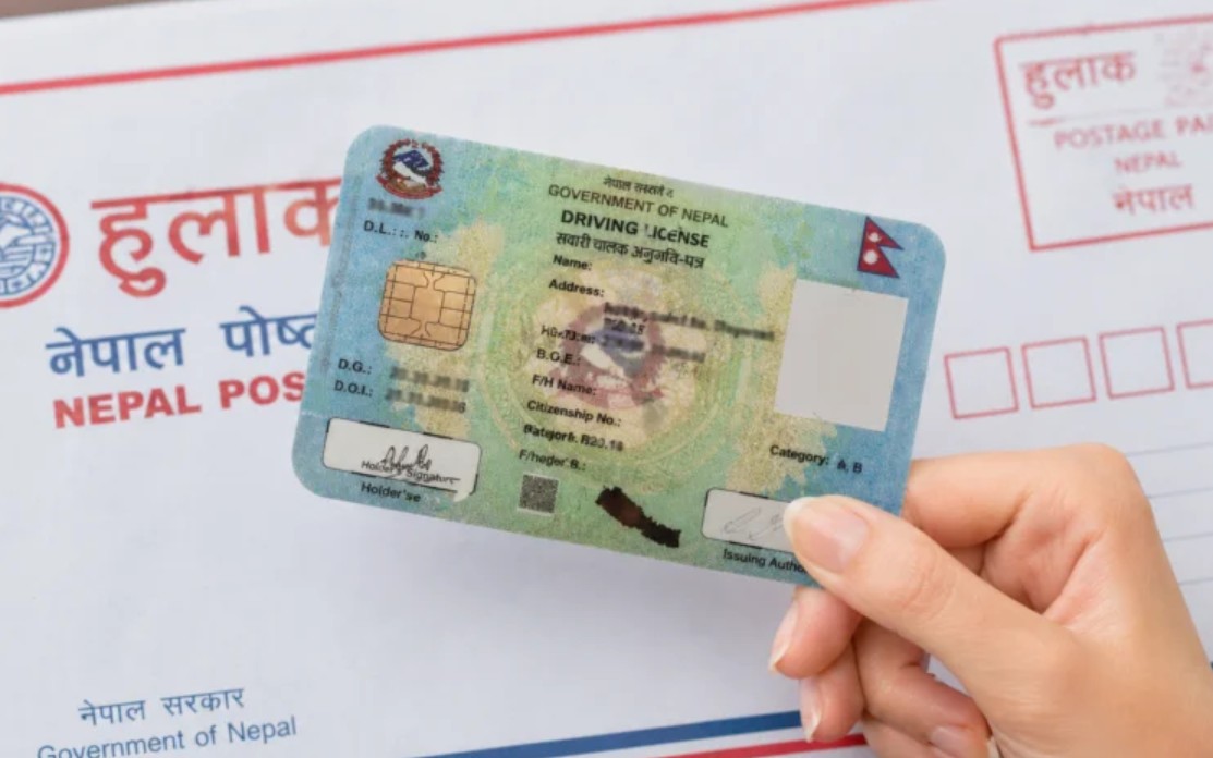 हुलाकबाट घरमै राहदानी वितरण चौध जिल्लामा सुरु, साढे दुई लाख सवारी ‘लाइसेन्स’ ढुवानी