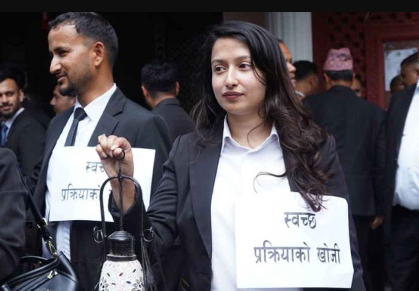 न्यायालयमा संकट आएको भन्दै कानुन व्यवसायी सडकमा, सर्वोच्च परिसरमा दिउँसै लालटिन बालेर प्रदर्शन