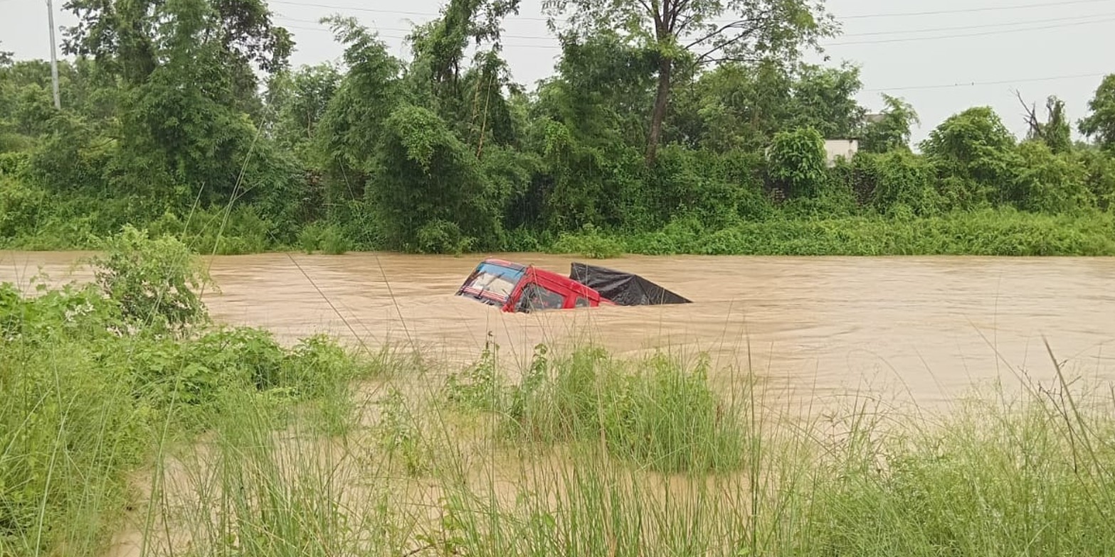 मकवानपुरको कर्रा खोलामा आएको बाढीले ट्रक बगायो, चालक पौडिएर बाँच्न सफल